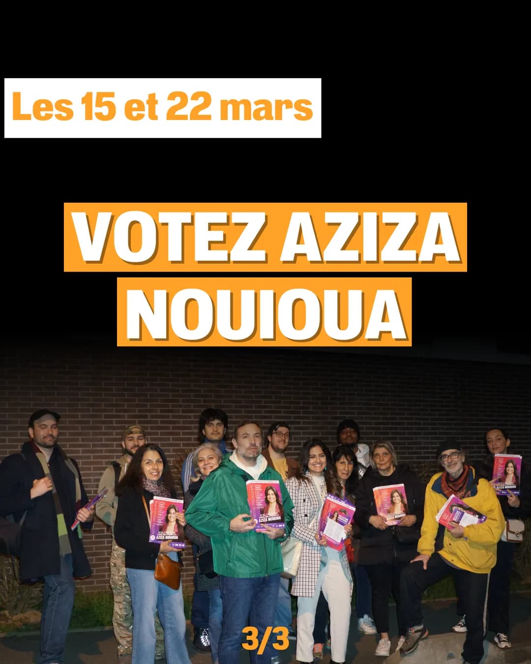 Visuel « Votez Aziza Nouioua », « Les 15 et 22 mars » : un groupe de militants pose de nuit avec des programmes.