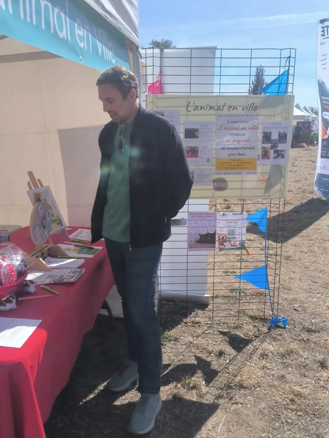Un visiteur consulte les documents d’un stand intitulé « L’animal en ville ».