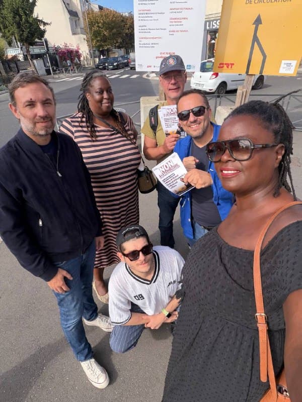 Six militants posent en égoportrait à un carrefour, tenant des tracts « Non à la fermeture ».