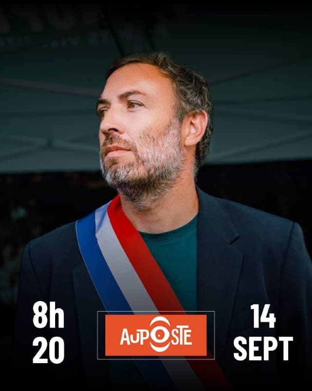 Visuel de l’émission Au Poste : portrait d’un homme en écharpe tricolore, avec les mentions « 8h20 » et « 14 sept ».