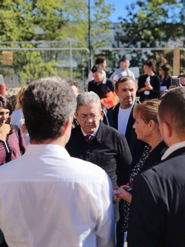 Photo publiée avec le message « Très riche visite du CFA BTP de Noisy-le-Grand avec Jean-Luc Mélenchon, Nadège Abomangoli et Aurélie Trouvé » (2 sur 4).