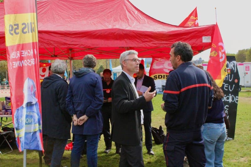 Photo publiée avec le message « Après un été de mégafeux, j’étais ce midi avec plusieurs de mes collègues députés aux côtés des pompiers mobilisés pour de meilleures conditions de travail et contre le manque de moyens » (2 sur 4).