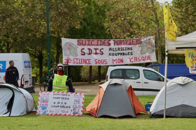 Photo publiée avec le message « Après un été de mégafeux, j’étais ce midi avec plusieurs de mes collègues députés aux côtés des pompiers mobilisés pour de meilleures conditions de travail et contre le manque de moyens » (3 sur 4).