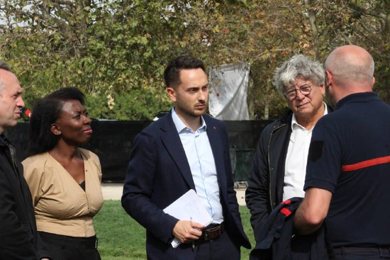 Photo publiée avec le message « Après un été de mégafeux, j’étais ce midi avec plusieurs de mes collègues députés aux côtés des pompiers mobilisés pour de meilleures conditions de travail et contre le manque de moyens » (4 sur 4).