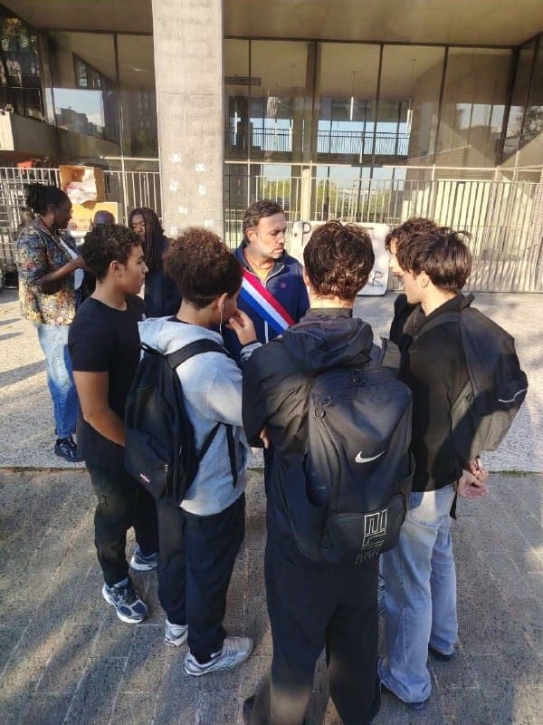 Photo publiée avec le message « J'étais ce matin au lycée international de Noisy-le-Grand auprès des élèves mobilisés pour de meilleures conditions d'éducation » (1 sur 4).