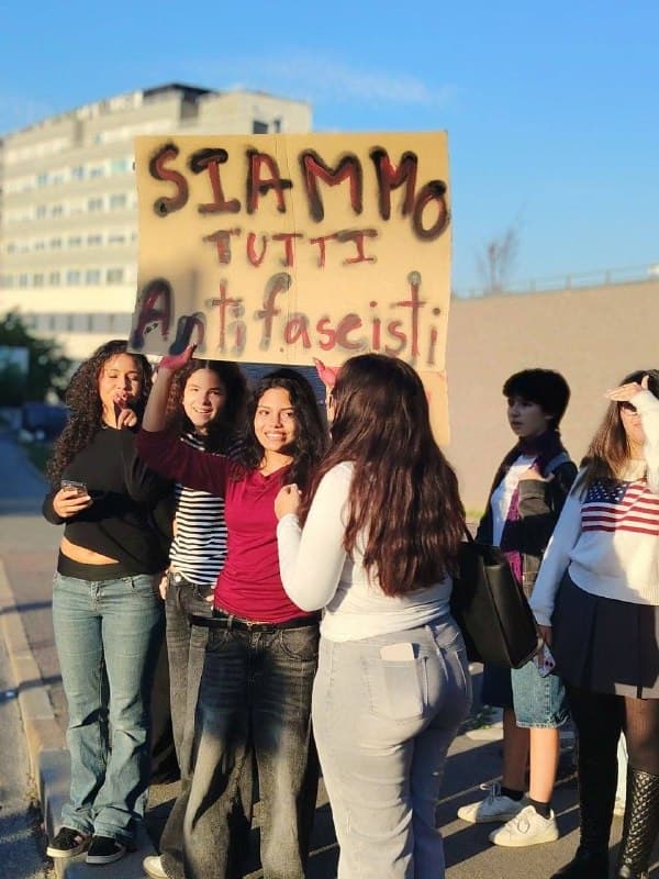 Photo publiée avec le message « J'étais ce matin au lycée international de Noisy-le-Grand auprès des élèves mobilisés pour de meilleures conditions d'éducation » (2 sur 4).