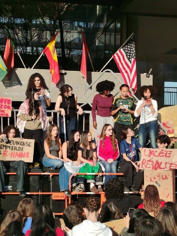 Photo publiée avec le message « J'étais ce matin au lycée international de Noisy-le-Grand auprès des élèves mobilisés pour de meilleures conditions d'éducation » (3 sur 4).