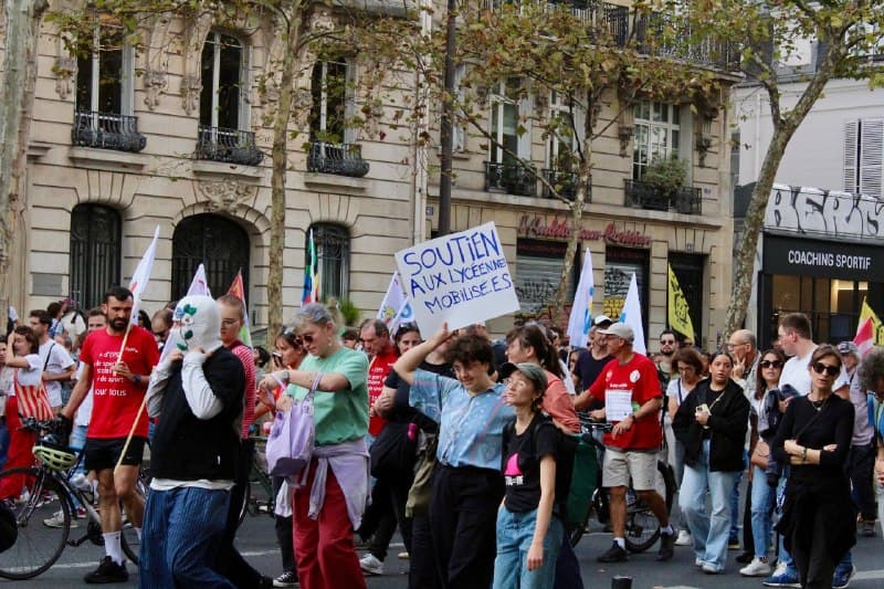 Photo publiée avec le message « Énorme mobilisation à Paris aujourd’hui à l’appel des syndicats » (4 sur 4).