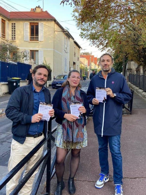 Photo publiée avec le message « Ce matin à Neuilly-Plaisance pour échanger avec les parents d'élèves sur la rentrée scolaire » (1 sur 3).