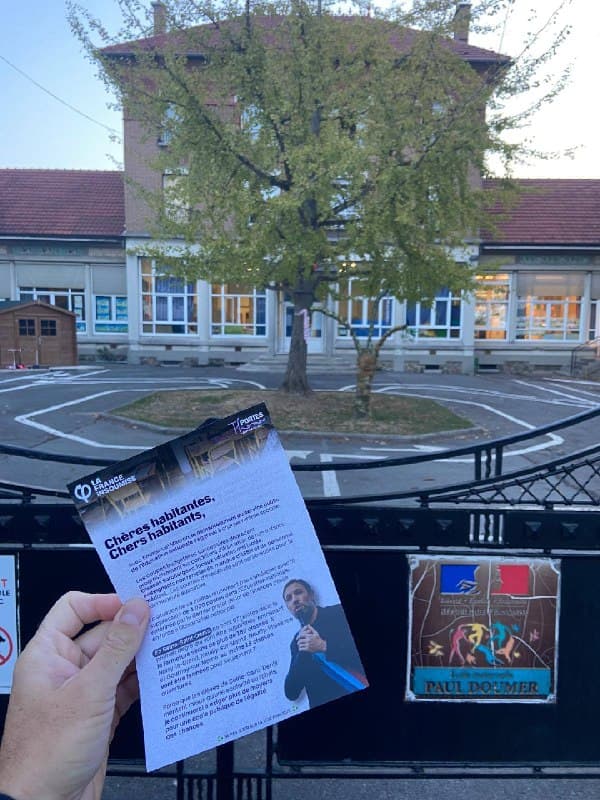 Photo publiée avec le message « Ce matin à Neuilly-Plaisance pour échanger avec les parents d'élèves sur la rentrée scolaire » (2 sur 3).
