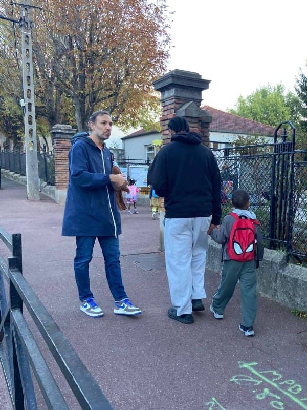 Photo publiée avec le message « Ce matin à Neuilly-Plaisance pour échanger avec les parents d'élèves sur la rentrée scolaire » (3 sur 3).