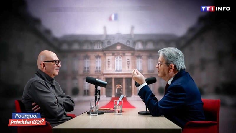 Jean-Luc Mélenchon et François Lenglet face à face sur le plateau de TF1 Info, devant une image de l’Élysée.