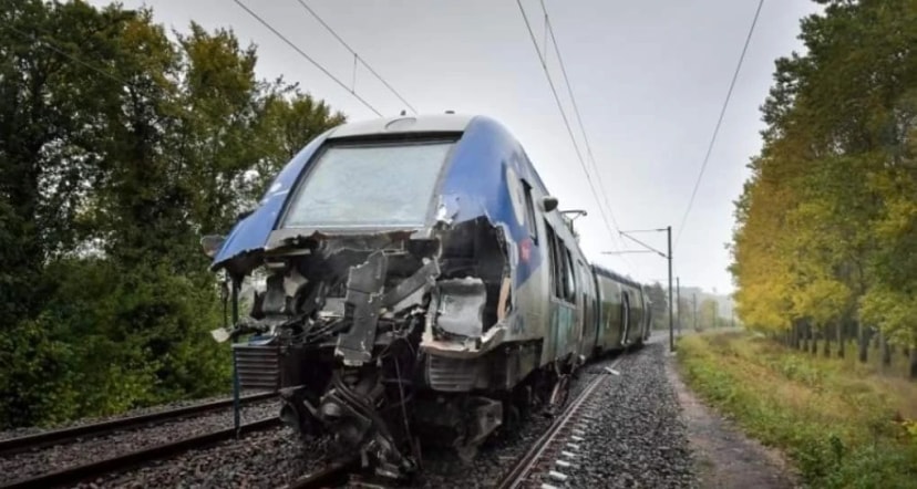 Automotrice régionale à l’avant enfoncé, arrêtée en pleine voie après un choc.