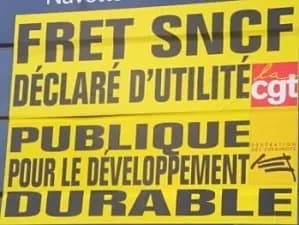 Banderole jaune de la CGT : « Fret SNCF déclaré d'utilité publique pour le développement durable ».
