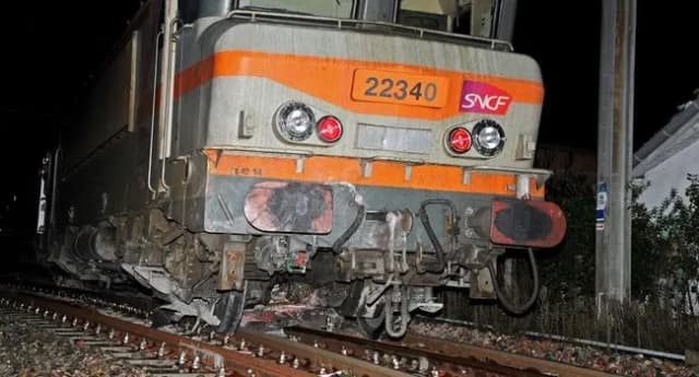 Locomotive SNCF accidentée de nuit, avant endommagé, à l’arrêt sur la voie.