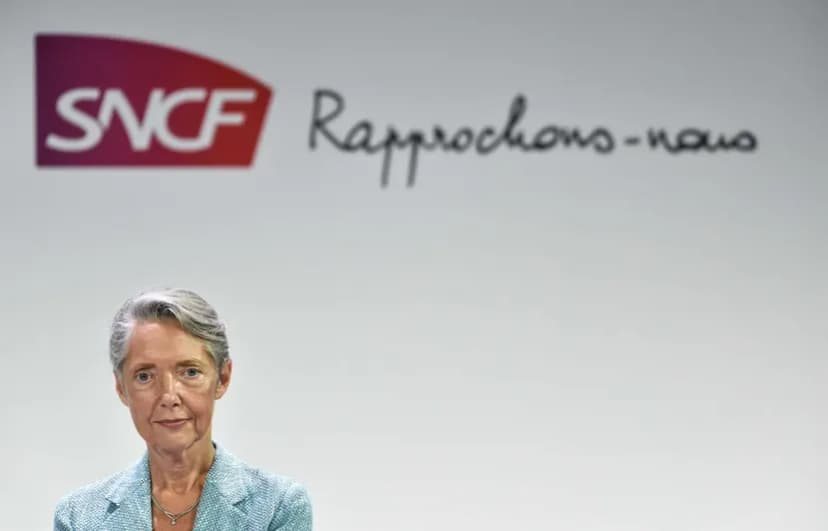 Photographie d'une femme devant un fond de scène portant le logo SNCF et le slogan « Rapprochons-nous ».