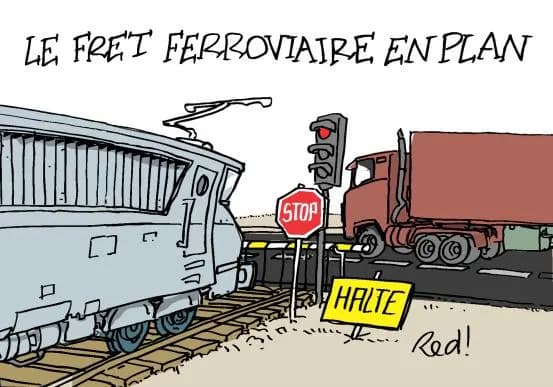 Dessin « Le fret ferroviaire en plan », signé Red! : une locomotive arrêtée devant un stop et « Halte », un camion passe.