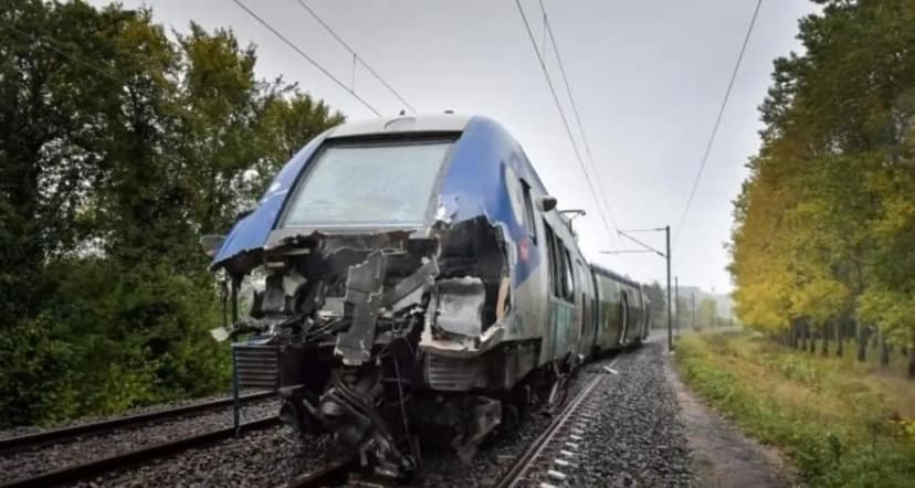Automotrice régionale à l’avant enfoncé, arrêtée en pleine voie après un choc.