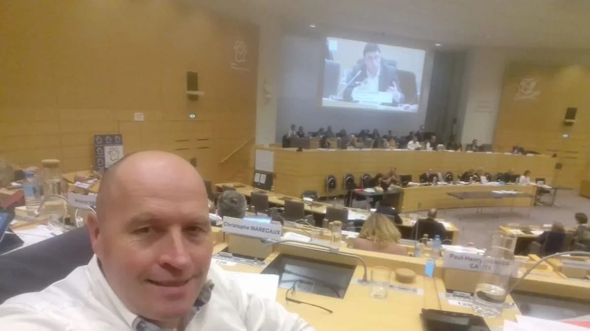 Autoportrait pris depuis les gradins d’un hémicycle d’assemblée régionale en séance.