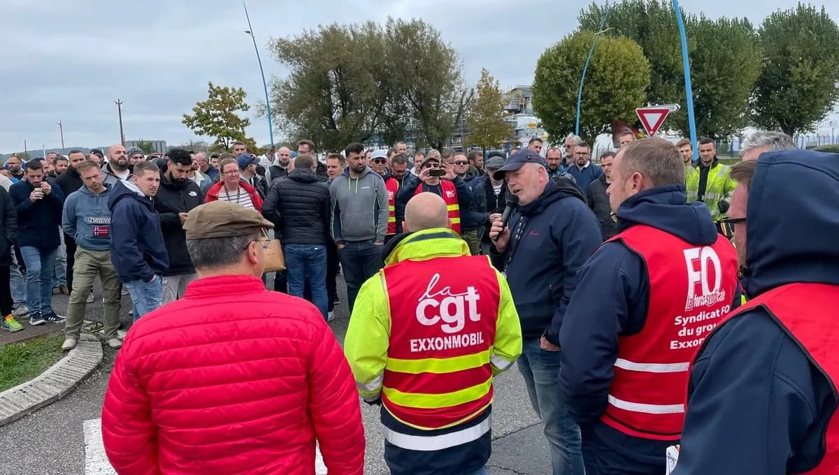 Rassemblement de salariés à l’entrée d’un site industriel, plusieurs portant des chasubles CGT et FO.