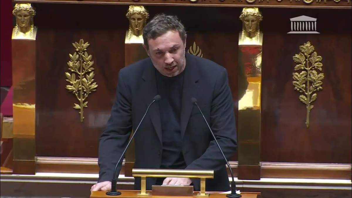 Capture de la retransmission de l’Assemblée nationale : un homme en veste sombre s’exprime à la tribune de l’hémicycle.