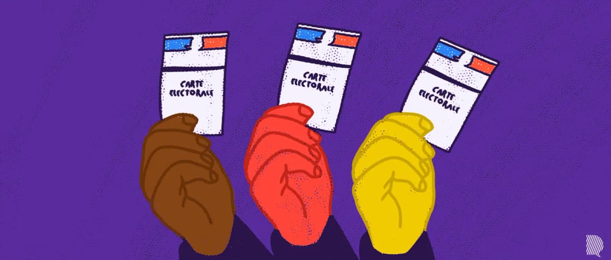Dessin de trois mains, marron, rouge et jaune, levant chacune une « carte électorale » sur fond violet.