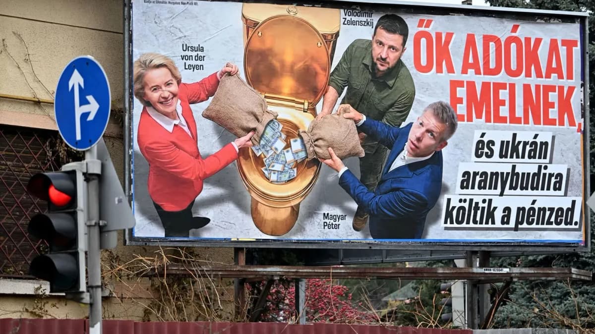 Panneau publicitaire politique en bord de route, montrant un photomontage et un slogan en hongrois.
